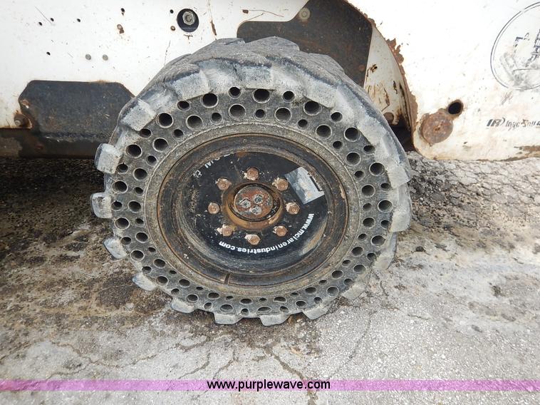 image for item J6385 2006 Bobcat S300 skid steer