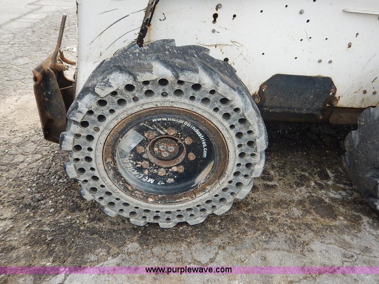 image for item J6385 2006 Bobcat S300 skid steer