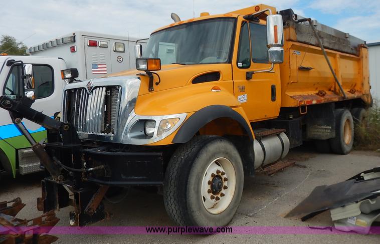 image for item J6396 2004 International 7400 dump truck