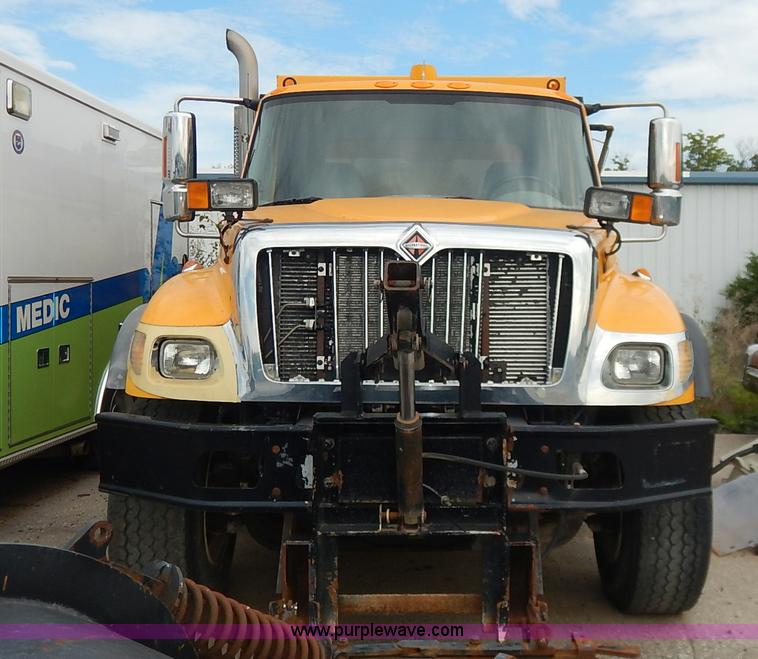 image for item J6396 2004 International 7400 dump truck