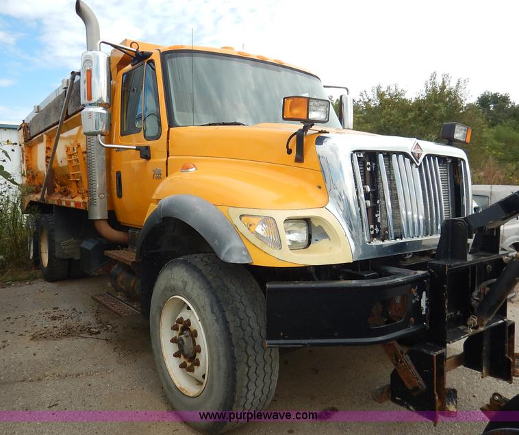 image for item J6396 2004 International 7400 dump truck