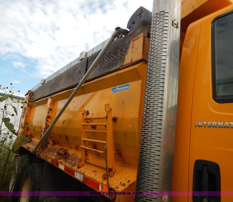 image for item J6396 2004 International 7400 dump truck