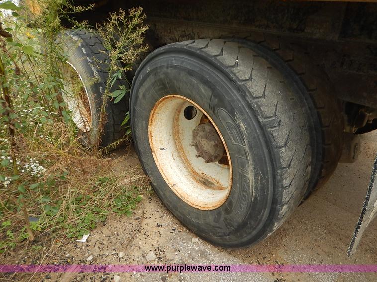 image for item J6396 2004 International 7400 dump truck