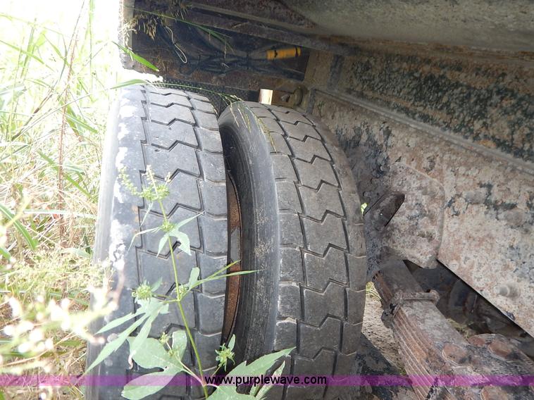 image for item J6396 2004 International 7400 dump truck