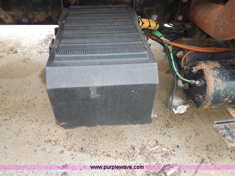 image for item J6396 2004 International 7400 dump truck