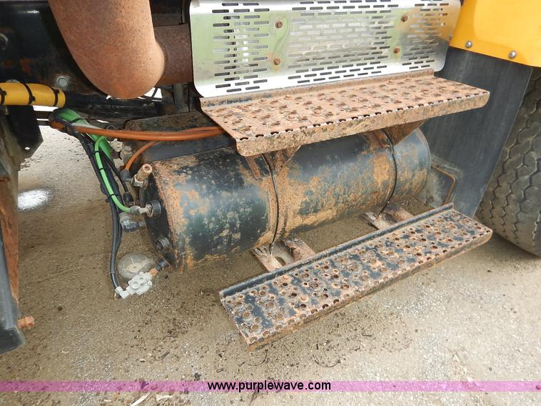 image for item J6396 2004 International 7400 dump truck