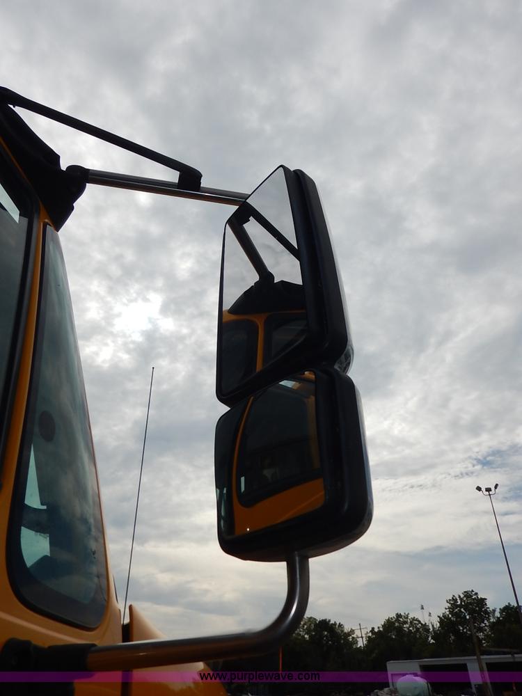 image for item J6396 2004 International 7400 dump truck