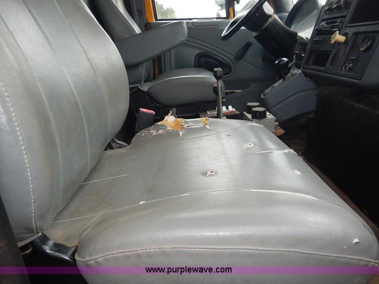 image for item J6396 2004 International 7400 dump truck