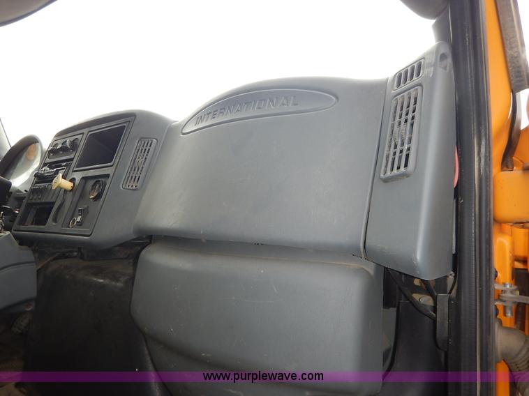 image for item J6396 2004 International 7400 dump truck