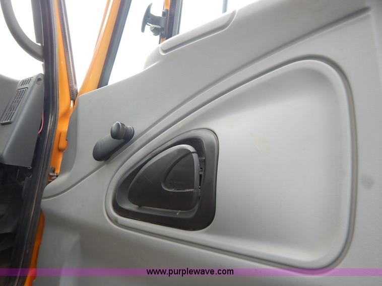 image for item J6396 2004 International 7400 dump truck