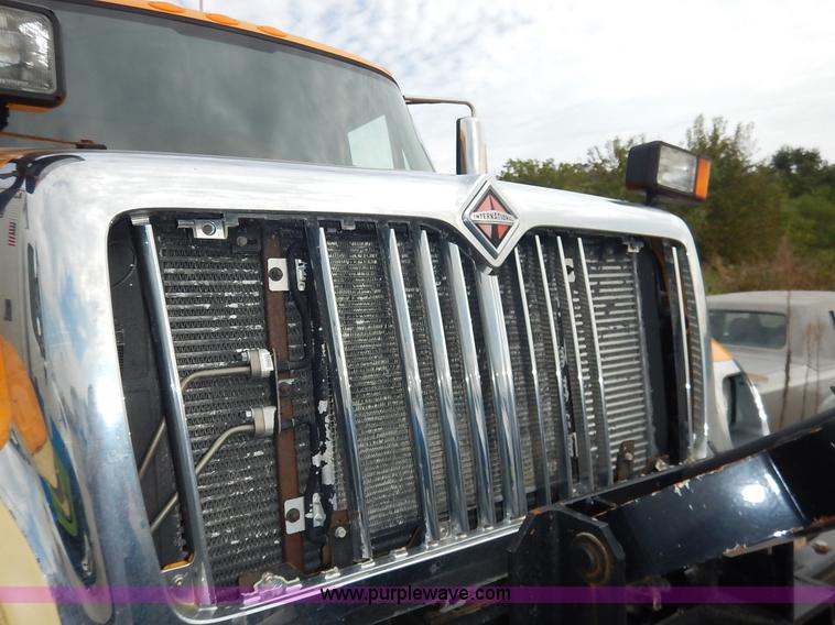 image for item J6396 2004 International 7400 dump truck