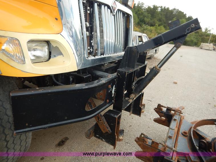 image for item J6396 2004 International 7400 dump truck