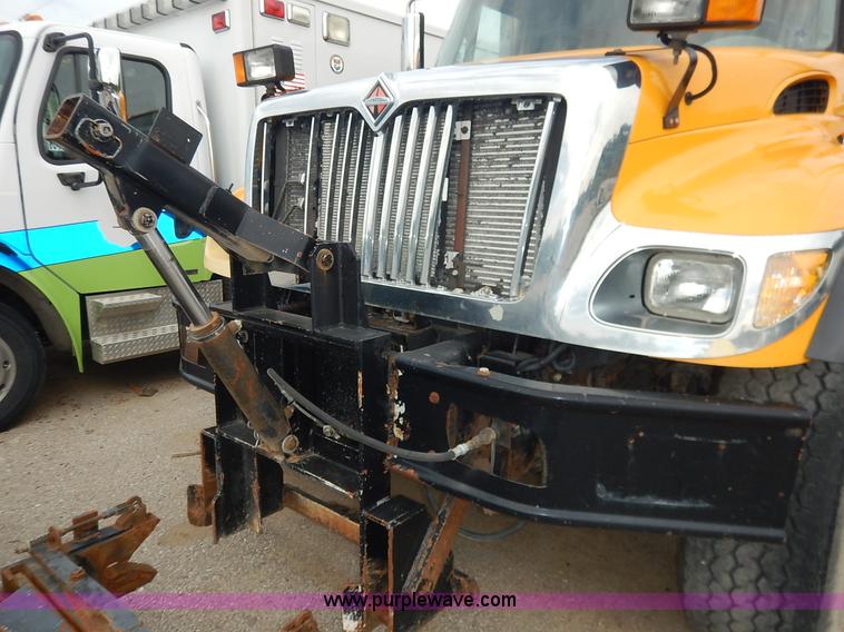 image for item J6396 2004 International 7400 dump truck