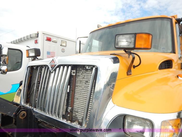 image for item J6396 2004 International 7400 dump truck