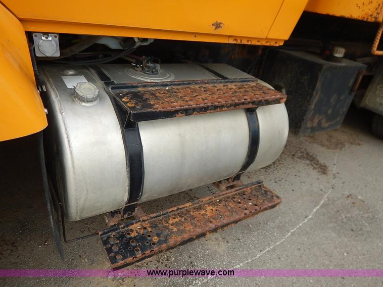 image for item J6396 2004 International 7400 dump truck