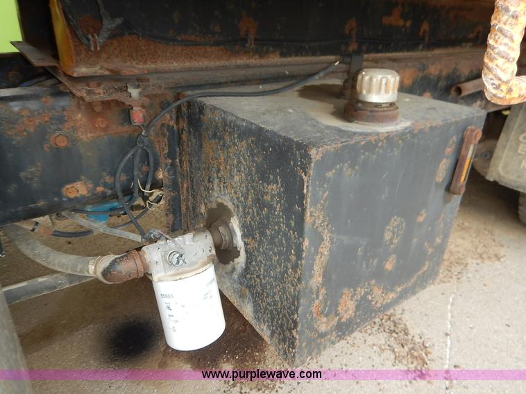 image for item J6396 2004 International 7400 dump truck