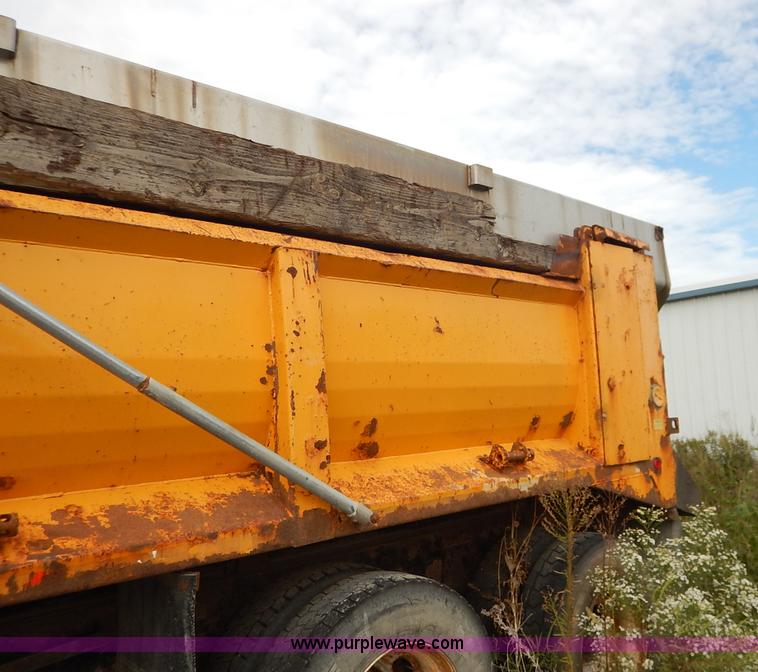 image for item J6396 2004 International 7400 dump truck