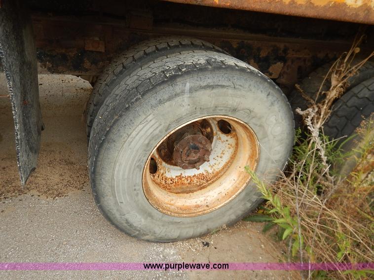 image for item J6396 2004 International 7400 dump truck