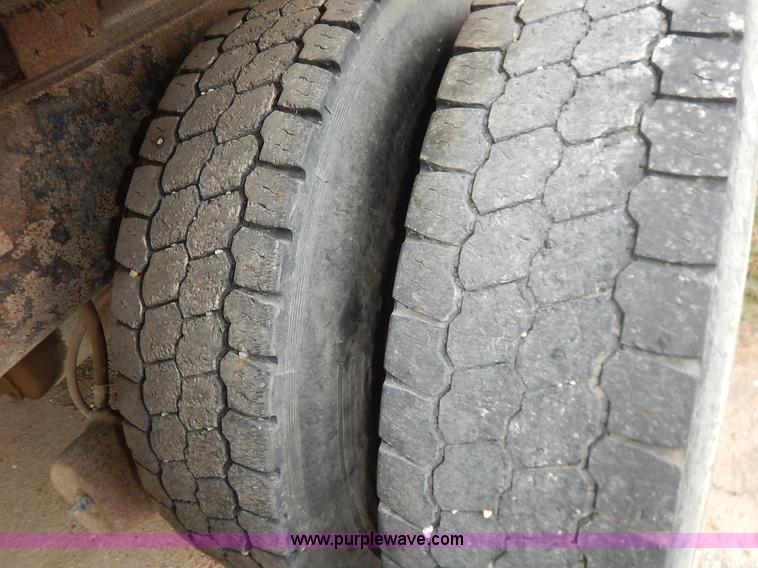 image for item J6396 2004 International 7400 dump truck