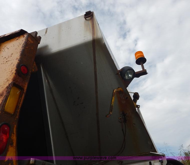 image for item J6396 2004 International 7400 dump truck