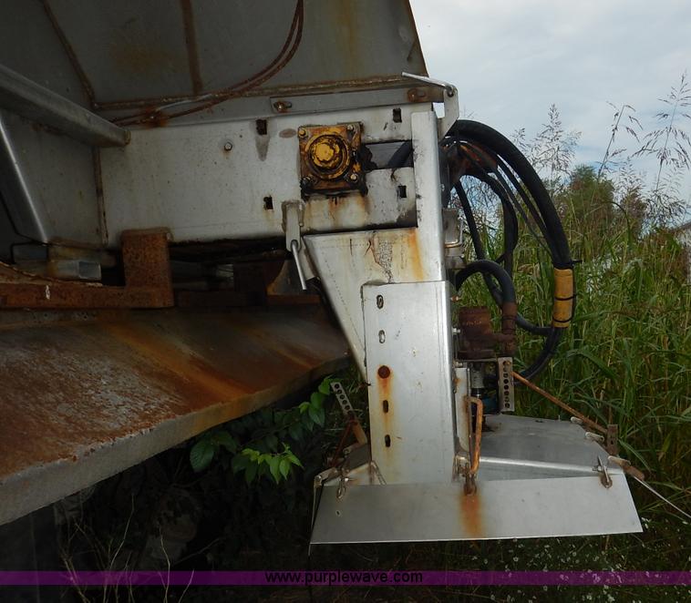 image for item J6396 2004 International 7400 dump truck