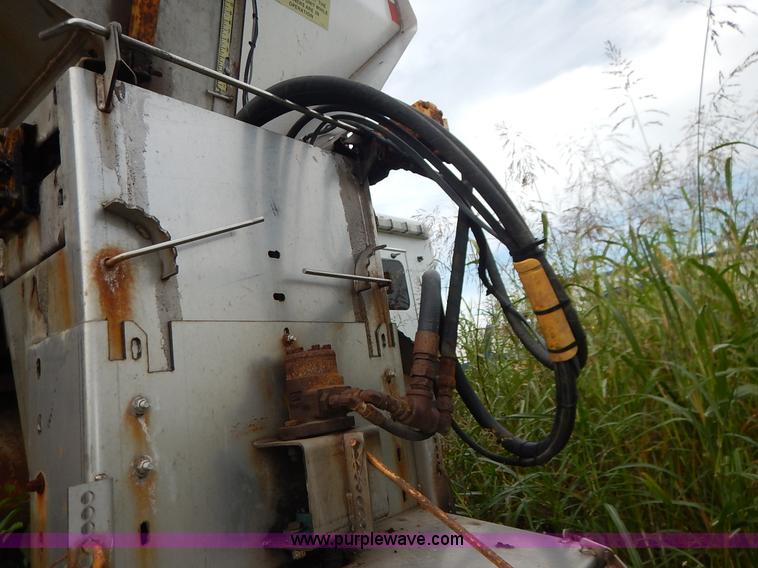 image for item J6396 2004 International 7400 dump truck