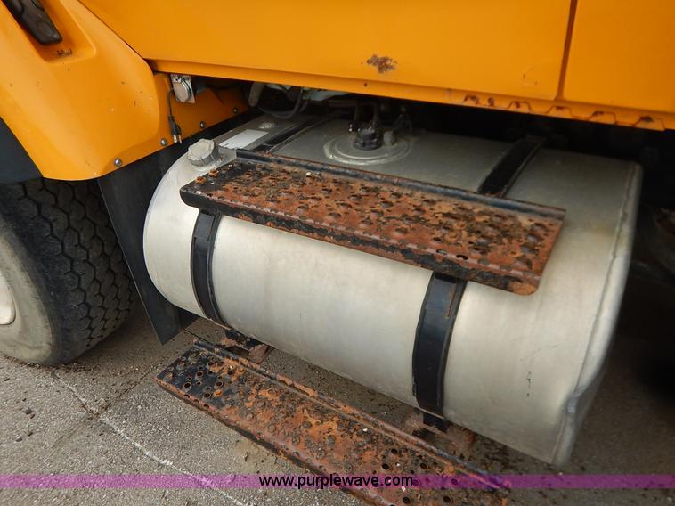 image for item J6396 2004 International 7400 dump truck