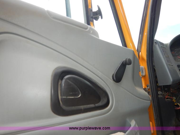 image for item J6396 2004 International 7400 dump truck