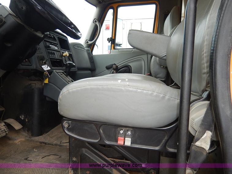 image for item J6396 2004 International 7400 dump truck