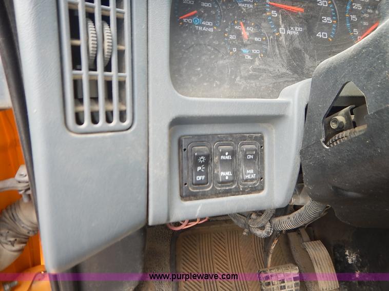 image for item J6396 2004 International 7400 dump truck