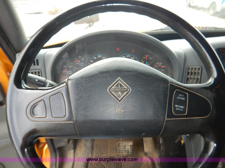 image for item J6396 2004 International 7400 dump truck