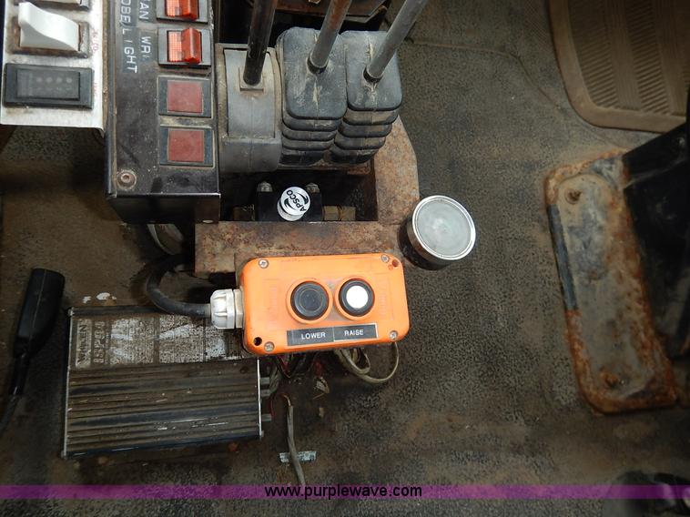 image for item J6396 2004 International 7400 dump truck