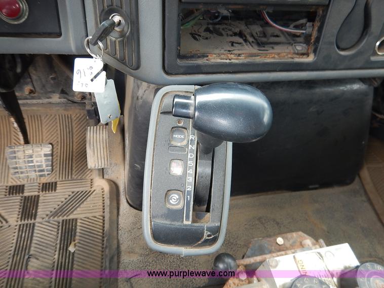 image for item J6396 2004 International 7400 dump truck