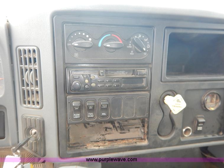 image for item J6396 2004 International 7400 dump truck