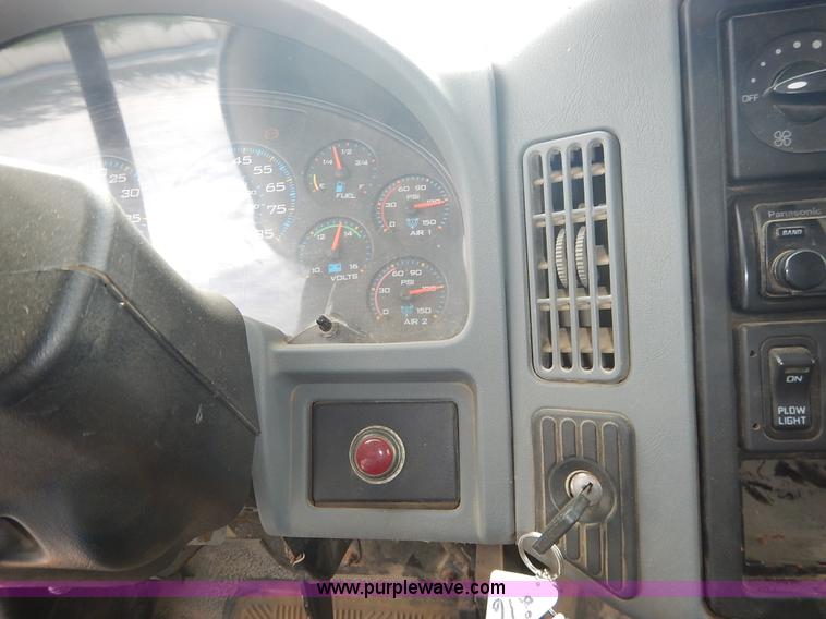 image for item J6396 2004 International 7400 dump truck