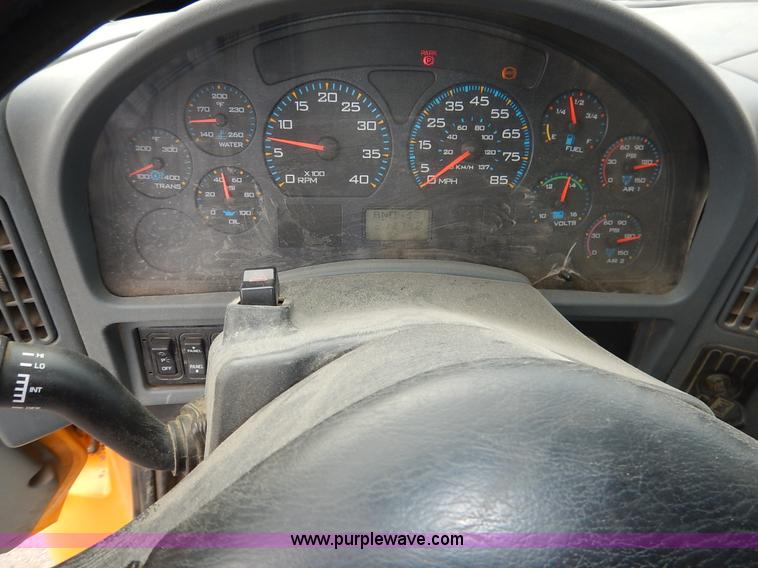 image for item J6396 2004 International 7400 dump truck