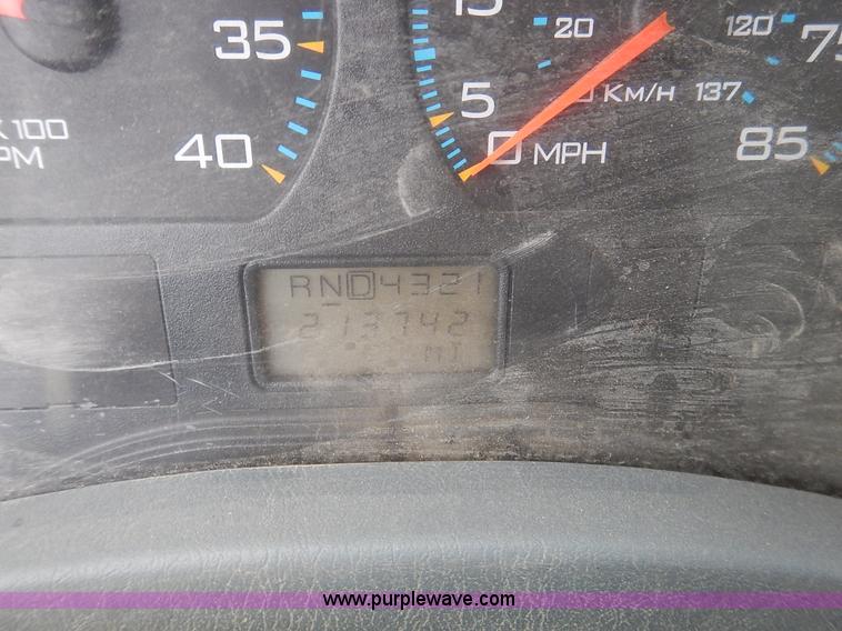 image for item J6396 2004 International 7400 dump truck