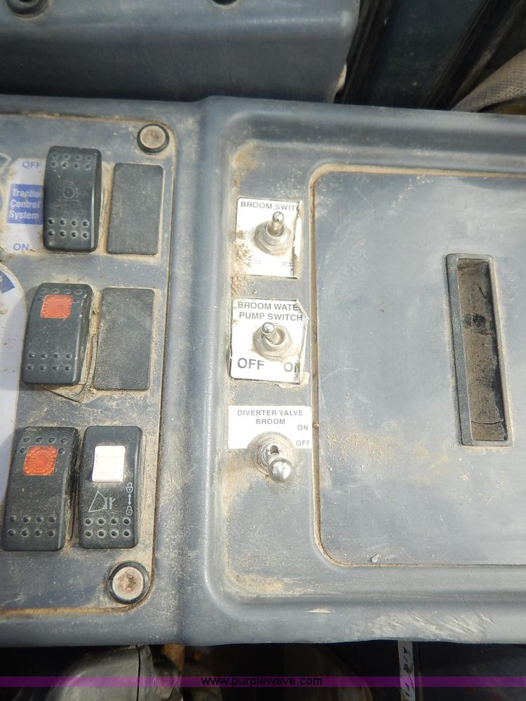 image for item J6397 2004 Komatsu WA250-5L wheel loader