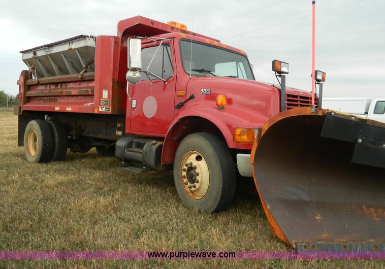 image for item K8198 2001 International 4700 dump truck