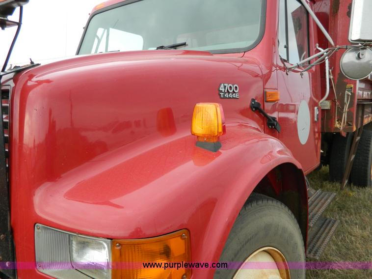 image for item K8198 2001 International 4700 dump truck