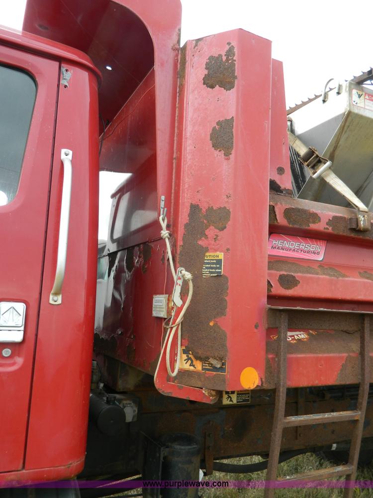 image for item K8198 2001 International 4700 dump truck