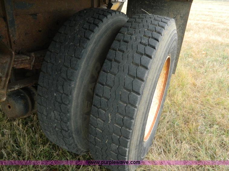 image for item K8198 2001 International 4700 dump truck