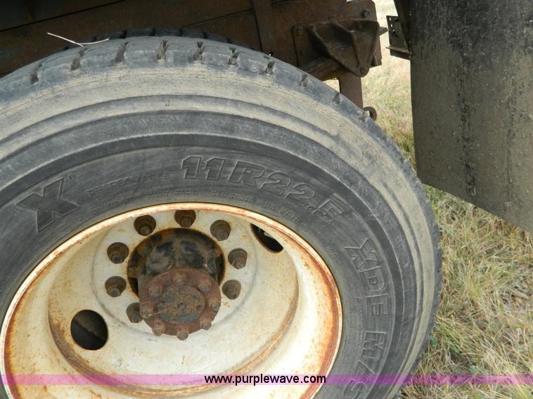 image for item K8198 2001 International 4700 dump truck