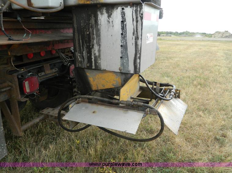 image for item K8198 2001 International 4700 dump truck