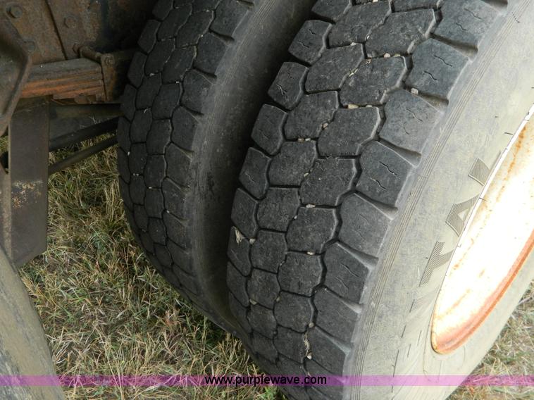 image for item K8198 2001 International 4700 dump truck