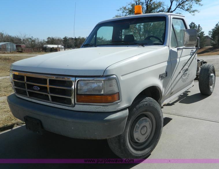 image for item K8224 1995 Ford F250 pickup truck cab and chassis