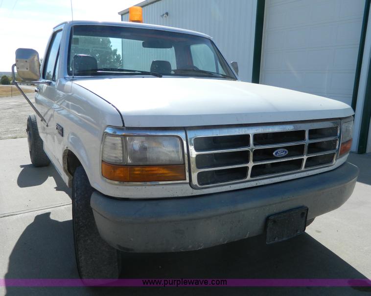 image for item K8224 1995 Ford F250 pickup truck cab and chassis