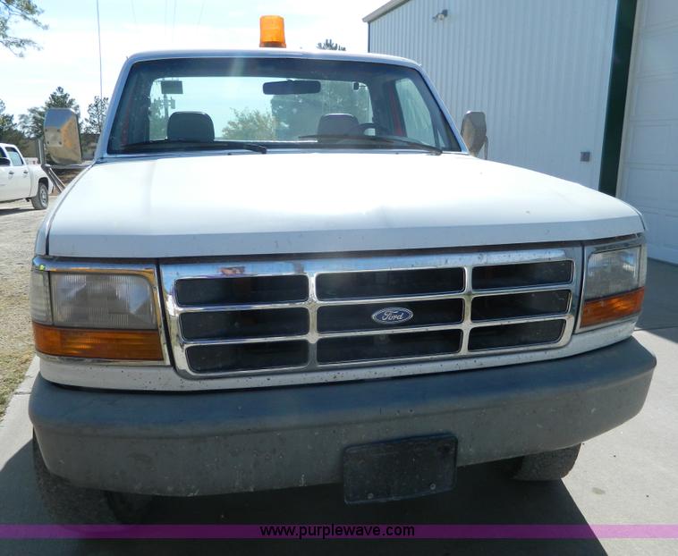 image for item K8224 1995 Ford F250 pickup truck cab and chassis