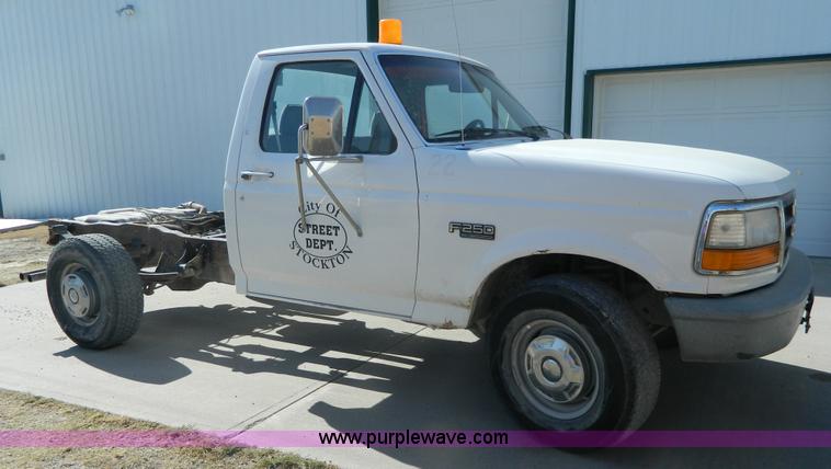 image for item K8224 1995 Ford F250 pickup truck cab and chassis