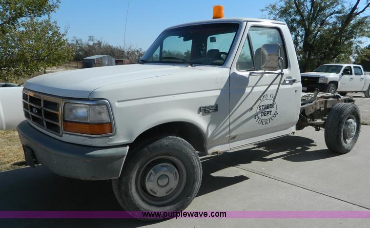 image for item K8224 1995 Ford F250 pickup truck cab and chassis